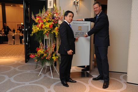 : Looking back with pride on 30 years of HARTING Japan: Chairman of the Board Philip Harting (right) and Managing Director Kenji Nogata