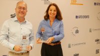 Carsten Falk und Nicole Wehner mit den Awards zum „ERP-System des Jahres 2026“ für b4dynamics und MAC IT-Solutions vor der Sponsorenwand.