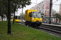 Drei Multicar-Geräteträger mit Zweiwege-Technik schmieren in Berlin die Straßenbahngleise und bewahren sie damit vor Verschleiß.