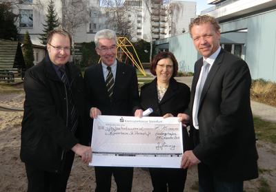 v.l.n.r.: Klaus Wolf, Niederlassungsleiter Ludwigshafen, Markus Trescher, Geschäftsführer der St. Dominikus Stiftung Speyer, Sigrid Bode, Leiterin des Kinderheims St. Annastift, Jürgen Greiwing, geschäftsführender Gesellschafter