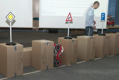 Der Sieger im Praktikum Mechatronische Systeme 2012 steht fest: Das System der Grup-pe 3, betreut am Lehrstuhl für Hochfrequenztechnik (LHFT), hat erfolgreich in Level 2 einge-parkt. Bild: Fraunhofer IISB