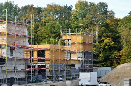 Beispielhafte INTHERMO-Fassadendämmung: In München entstehen auf dem Gelände der ehemaligen Prinz-Eugen-Kaserne zahlreiche Einfamilienhäuser und Mehrgeschossgebäude mit Eigentumswohnungen. Alle Neubauten müssen dabei zu mindestens 15 Prozent ihrer Masse aus nachwachsenden Rohstoffen und natürlichen Baumaterialien wie INTHERMO Holzfaserdämmplatten bestehen. Planung/Architektur: delaossaarchitekten / Foto: Achim Zielke für INTHERMO, Ober-Ramstadt; www.inthermo.de