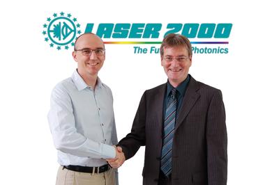 Jean-Edouard Communal von Raptor Photonics und Dr. Andreas Stangassinger von Laser 2000 besiegeln die Zusammenarbeit für den Vertrieb der Hochleistungskameras.