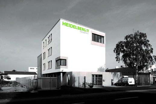 HDiT-Firmengebäude bearbeitet mit Logo_Hager Tom Gundelwein.jpg