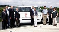 Der Vorstand des Christlichen Hilfswerks Lebensbrücke (r.), der Vorstand und der Stiftungsrat der Rittal Foundation (l.) und Friedhelm und Debora Loh (Mitte) mit dem neuen Kleinbus, der ab sofort in der sozialen Arbeit des Hilfswerks eingesetzt wird