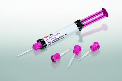 Ketac Cem Plus Glasionomer-Befestigungszement ist in einer Automix-Spritze erhältlich und verfügt über eine optimierte Zusammensetzung. Foto 3M Deutschland