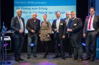 Netzwerk für Mittelhessen: Prof. Dr. Friedhelm Loh (1.vl) begrüßte im neuen Hightech-Werk Haiger den Verein Mittelhessen e.V. mit dem Vorsitzenden Regierungspräsident Dr. Christoph Ullrich (4.vl) und Mittelhessen-Botschafter Joe Bausch (2.vl). (Quelle: Regionalmanagement Mittelhessen/Tilman Lochmüller)
