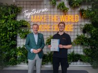 (v. r. n. l.) Lennart Hemmelmann, Zerspanungsmechaniker, wurde bei der Landesbestenehrung der Industrie- und Handelskammern in NRW ausgezeichnet. Frank Pellmann, Executive Vice President Global People & Culture bei Weidmüller, freut sich über die herausragenden Ausbildungsergebnisse auf regionaler Ebene und NRW-weit. / Bildquelle: Weidmüller