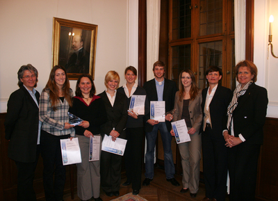 V.l.n.r.: Prof. Dr. Antonia Kesel, Leiterin der Fachrichtung Bionik der Hochschule Bremen, Anja Mader und Mareike Markowis (3. Platz), Katharina Gmoser und Kirstin Dening (2. Platz), Daniel Siegel und Birgit von See(1. Platz) u.a.,Quelle Hochschule Bremen