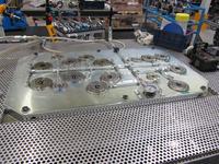 Aufnahmeplatten mit eingebauten Nullpunktspannmodulen von AMF warten auf die Prüflinge.