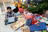 Die Freude bei Ahmmed und Eva ist groß: Die beiden holen die Geschenke stellvertretend für alle Kinder und Jugendlichen der Sankt Elisabeth Stiftung ab / Bildquellen: Weidmüller