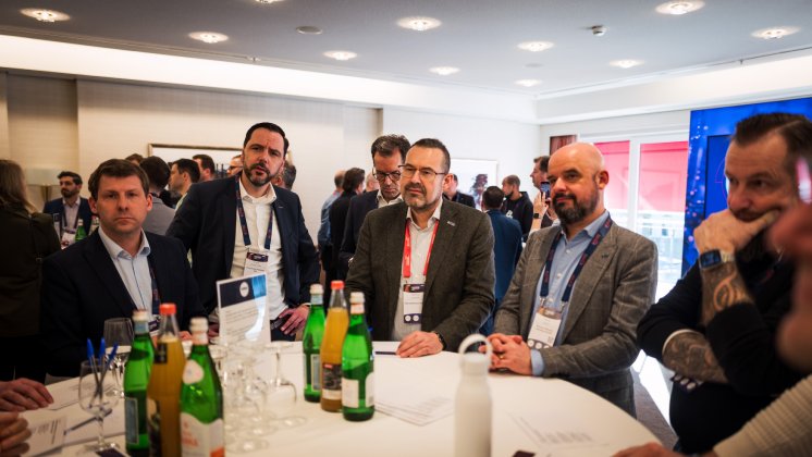 Roundtable_mit Gästen.jpg