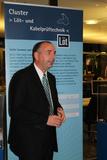 Prof. Dr. Peter Kirchner führt durch die Ausstellung