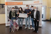 Unglaubliche 12.000 Euro 2021 haben die AMF-Auszubildenden mit der 16. Weihnachtsaktion und dem Verkauf selbst hergestellter Produkte eingenommen. Die Spende geht dieses Mal an den Verein Fellnasen Stuttgart e.V. Ein coronagerechtes Abholsystem auf dem Firmengelände ersetzte den Präsenzstand auf dem erneut ausgefallenen Fellbacher Weihnachtsmarkt.
(v.li.) Iris Irmscher mit Ylvie, Sabrina Bonfilio mit Dodo (Fellnasen Stuttgart e.V.), Niklas Schönbeck, Niklas Graf (Azubis AMF), Firmenchef Johannes