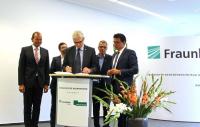 Besiegeln Zukunftspartnerschaft: Vertreter der Universität Bielefeld und Fraunhofer IOSB-INA unterzeichen den Kooperationsvertrag. (v.l.n.r.:) Prof. Jürgen Krahl, Hochschule OWL, Prof. Philipp Cimiano, Universität Biele-feld, Prof. Jürgen Beyerer, Fraunhofer IOSB, Prof. Gerhard Sagerer, Universität Bielefeld, Prof. Jürgen Jasperneite, Fraunhofer IOSB-INA