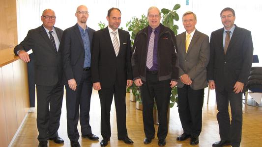 Bei der Vertragsunterzeichnung für die LITHOMAN für Freeport Press: v.l. Timothy Ruth, Regionalvertriebsleiter, manroland web systems GmbH, James Pilcher, Vice President Manufacturing, Freeport Press, Joern Gossé, Geschäftsführer manroland web systems GmbH, David G. Pilcher, President, CEO, Inhaber Freeport Press, Roland Ortbach, Vice President Sales, manroland web systems Nordamerika und Roman Herold, Gebietsverkaufsleiter, manroland web systems GmbH | © manroland web systems GmbH