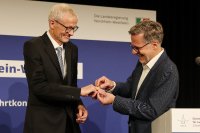 Roland Gerhards (r.) überreichte den Ludwig-Prandtl-Ring an Prof. Dr. Rolf Radespiel