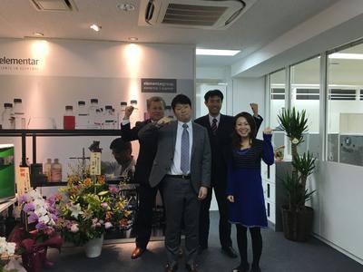 Das Team von Elementar Japan K.K. (von links nach rechts): General Manager Yuji Hirohata, Senior Sales Engineer Gyosuke Takei, Sales Manager Yuji Yamamoto und Nana Aoki, Marketing Communications.
