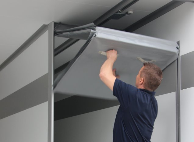 einfach zusammenklappen und an der Decke befestigen.jpg