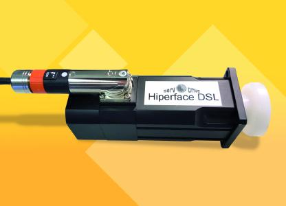 Dank der digitalen Hiperface DSL-Schnittstelle kommen die hochdynamischen Servomotoren SMN von A-Drive ab sofort ohne Geberkabel und Stecker aus