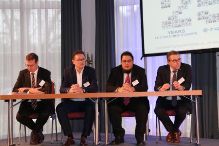 Podiumsdiskussion "Industrie 4.0": v.l.: Prof Dr. Gerrit Sames (Technische Hochschule Mittelhessen), Dieter Meuser (CTO, iTAC Software AG), Marcel Pannu (SMD-Leiter, Limtronik GmbH), Gerd Ohl (Geschäftsführer, Limtronik GmbH)