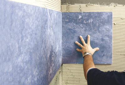 Tile adhesives containing Poraver are particularly productive, sticky and easy to handle. Photo: Dennert Poraver GmbH