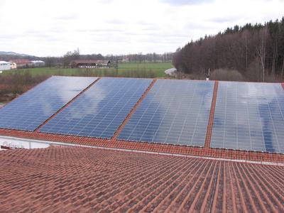 Photovoltaikanlage auf dem Dach des Sportparks Miesbach erbaut von Green City Energy