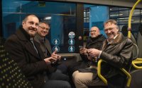 In einem der E-Busse der VLP konnten Geschäftsführer Stefan Lösel, WEMAG-Vorstand Thomas Murche, Landrat Stefan Sternberg und WEMACOM-Geschäftsführer Volker Buck das kostenlose WLAN direkt teste