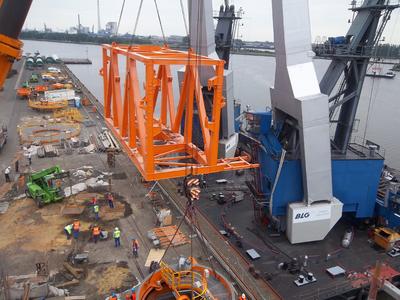 Verladung von Großkomponenten eines Schiffsentladers für den Export in Bremen