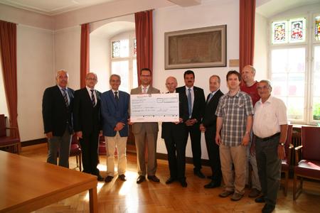 Stadt- und Vereinsvertreter freuen sich über die großzügige Spende von BITZER: (v.l.) Klaus Maier (Rektor der Grund- und Werkrealschule Ergenzingen), Hans Beser (Ortsvorsteher Ergenzingen) Volker Derbogen (Erster Bürgermeister der Stadt Rottenburg), Stephan Neher (Oberbürgermeister von Rottenburg), Peter Schaufler (BITZER Unternehmenschef), Christian Wehrle und Jürgen Kleiner (Geschäftsführende Direktoren bei BITZER), Matthias Geis (Dirigent Harmonikaclub Ergenzingen), Dieter Richter (Erster Vorsitzender des Musikvereins Ergenzingen), Paul Müßigmann (Ehrenvorsitzender des ADAC Ortsclubs Ergenzingen)