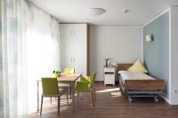 Ruhe mit angenehmen Ambiente: Bewohnerzimmer in der Farbwelt Meeresbrise (Blaugrüne Akzentwand: 3D Verona 110) (Foto: Caparol Farben Lacke Bautenschutz/Martin Duckek)
