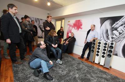 Günther Nubert (rechts) weiht das Duisburger Hörstudio ein.
