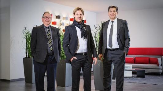 Die Firma Kögl in Bubesheim hat seit Kurzem drei Geschäftsführer anstelle von zwei. Die dritte Generation ist in der Firmenleitung angekommen. Firmengründer Adolf Kögl (von links), neuer Geschäftsführer Markus Kögl und sein Vater Manfred Kögl stehen an der Spitze des stetig expandierenden mittelständischen Unternehmens. Foto: Kögl