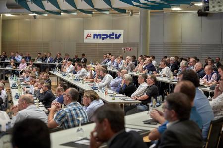 Mehr als 300 Teilnehmer tauschten sich bei der HUG-Konferenz in der Stadthalle Hockenheim zu Themen wie Digitales Shopfloor Management, Künstliche Intelligenz oder neue Formen der Datenerfassung aus / Bildquelle: MPDV