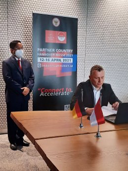 C 0 Christoph Hauck, member of the executive board at toolcraft AG, signs the Memorandum of Unde.jpg