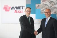  (v.l.n.r.): Don Schriek, Product Marketing Manager Power, Avnet Abacus und Koen Vangorp, General Manager, MechaTronix
