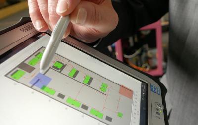Wegenetze automatisiert auslegen: Die Software berechnet binnen Minuten optimale Routen für fahrerlose Transportsysteme. Dabei ist sie nicht nur deutlich schneller als menschliche Planer, sondern liefert auch bessere Ergebnisse. (Foto: Philipp Cartier, IPH)
