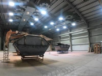 Hallenstrahler HML bescheren normgerechtes Arbeitslicht, resistent gegen Emissionen von Feuchtigkeit, Lacken und Sprühdämpfen
