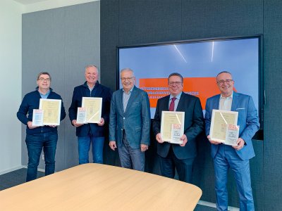 Neben Christoph Nielacny, Geschäftsführer von FLECK (2. v. r.), erhielten auch
Peter Fröhlich, Verkaufsleiter West/Süd bei Köster Bauchemie AG I Key Account Manager Dach- und Dichtungsbahnen (l.), Dieter Fritschen, Technical Salesmanager Soudal N. v. (2. v. l.) und Andreas Cellar, Geschäftsführer Leister Technologies Deutschland GmbH (r.) ihre Auszeichnung von Bernfried Stache, Geschäftsführung Gütegemeinschaft Flachdach e. V. (m.).