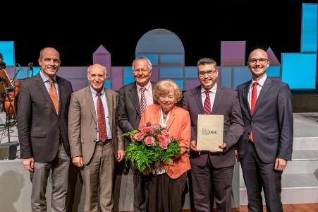 Feierliche Preisübergabe v.l.n.r. Prof. Dr. Thomas Nordt, Prof. Dr. Hugo A. Katus, Prof. Dr. Martin Borggrefe, Ursula Ida Lapp, Preisträger Prof. Dr. Konstantinos Stellos, Alexander Lapp (Foto: DGK / Thomas Hauss)