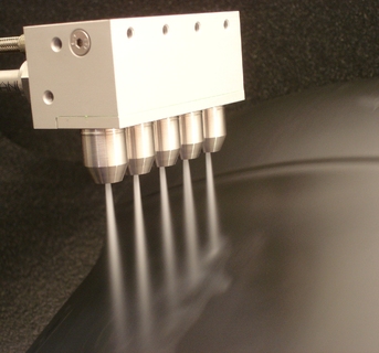 The nozzle array is ideal for cleaning large parts with three-dimensional structures. The modular design of the system permits optimum adaptation of the treatment area to the geometry of the component.