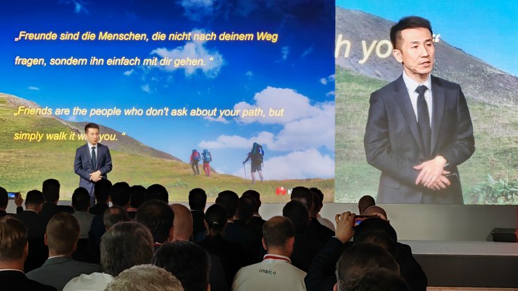 Thommy Zhou, CEO von Huawei Deutschland eröffnete mit seiner Rede die Partner Conference in Münc.jpg