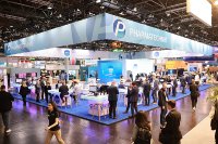 PHARMATECHNIK-Messestand auf der expopharm 2025 mit Besuchern und Besucherinnen