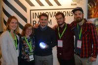 Inga vom Hagen-Hülsberg und Viviane Trautvetter (beide BMR) gaben gestern den Startschuss für den Innovation Call 2018. Im letzten Jahr war das ichó-Team Steffen Preuß, Eleftherios Efthimiadis und Mario Kascholke (v.l.n.r.) dem Innovation Call 2017 gefolgt - sie konnten ihr Produkt entscheidend weiterentwickeln und stellten es gestern auf dem RuhrSummit vor. Bildnachweis: socialmediakonzepte