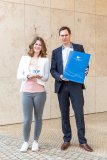 Der WEMAG-Ausbildungsverantwortliche Frank Dumontie und die Dualstudierende Lara Schollmeyer freuen sich über die Auszeichnung des Öko-Energieversorgers zum Top-Ausbildungsbetrieb. Foto: WEMAG/Stephan Rudolph-Kramer
