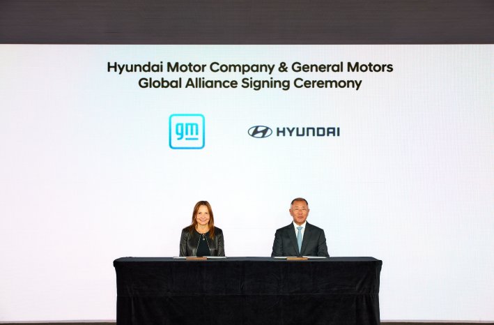 hyundai-and-gm-sign-memorandum-of-understanding-3.jpg