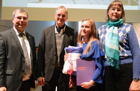 Herausragende Leistungen: Olena Möller wurde mit dem DAAD-Preis ausgezeichnet. Prof. Dr. Thomas Severin, Prof. Dr. Martin von Schilling (v.l.) und Ute Sachau aus dem International Office gratulieren (Foto: Gatermann)