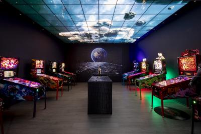 Im dunklen Gaming-Room ziehen die geheimnisvoll beleuchteten Flipperautomaten alle Blicke auf sich. Wer möchte da nicht sofort an den Start gehen? / Foto: Caparol Farben Lacke Bautenschutz/Andreas Wiese