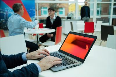 Die Blickschutzfilter Gold machen Schluss mit Ausspäh-Versuchen, dem sogenannten Visual Hacking. Foto: 3M