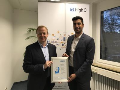 CrefoZert-Zertifikatsübergabe, Kai Horn (highQ Computerlösungen) und Adem Keskin (Creditreform) (v.l.n.r.)